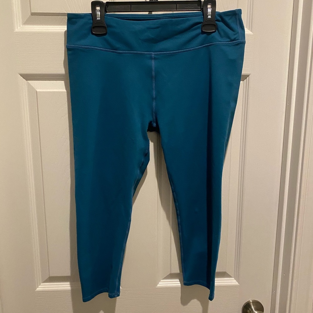 Fabletics: blue Capri leggings